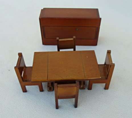 A VINTAGE WOODEN DINING ROOM SUITE FOR YOUR MINIATURE TEDDY BEARS / DOLLS OR SYLVANIAN FAMILIES