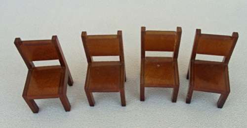 A VINTAGE WOODEN DINING ROOM SUITE FOR YOUR MINIATURE TEDDY BEARS / DOLLS OR SYLVANIAN FAMILIES