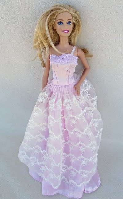 A PRETTY MATTEL BARBIE DOLL