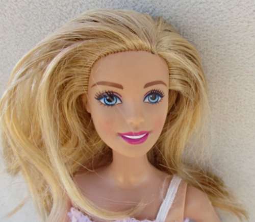 A PRETTY MATTEL BARBIE DOLL
