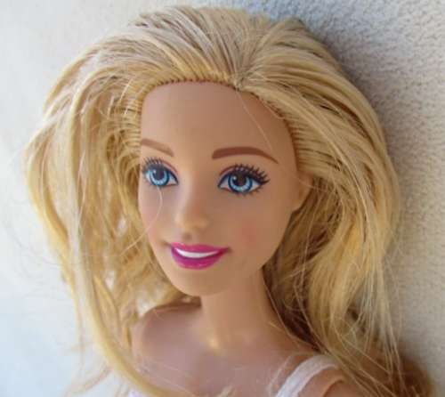 A PRETTY MATTEL BARBIE DOLL