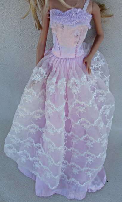 A PRETTY MATTEL BARBIE DOLL
