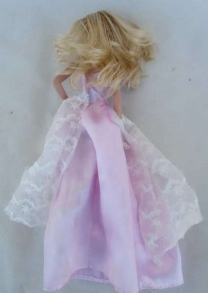 A PRETTY MATTEL BARBIE DOLL