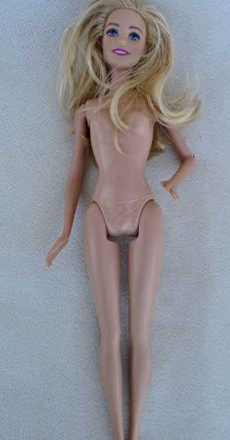 A PRETTY MATTEL BARBIE DOLL