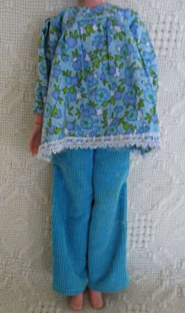 RARE FIND!! A VINTAGE 1974 LOVELY LIVELY SINDY DOLL WITH BUBBLE CUT!!