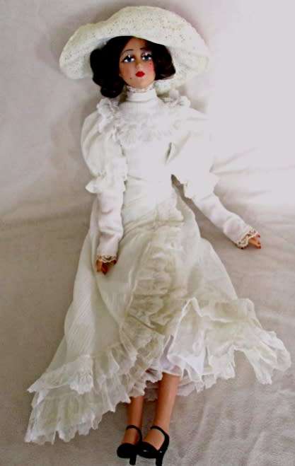 EXQUISITE VINTAGE ART DECO NOUVELLE VOGUE FLAPPER DOLL BY Z & Z - 61CM TALL - VINYL (NOT PORCELAIN)