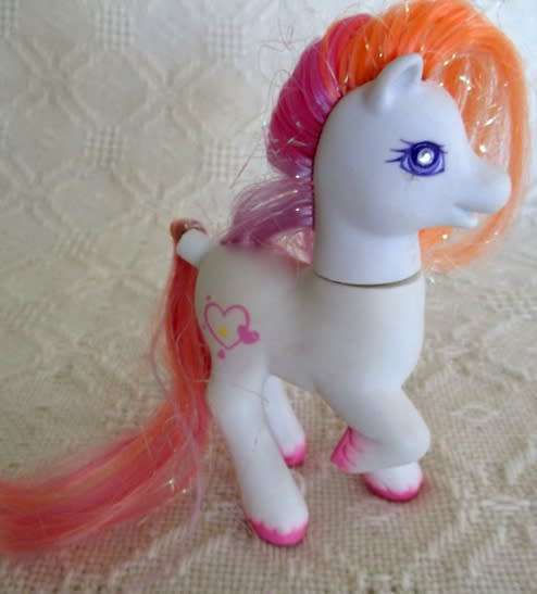 RARE - HASBRO G2 EUROPEAN EXCLUSIVE MY LITTLE PONY  - LIGHT HEART WITH 'GEMS' IN EYES!!