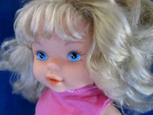 THE PRETTIEST LITTLE GIRL WHOSE  PONY TAIL CAN BE PULLED OUT LONG OR RETRACTED