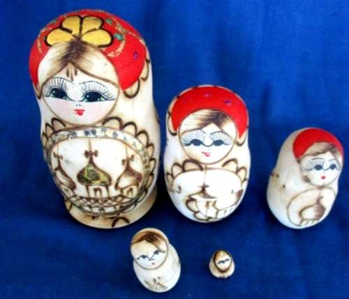 PRETTY FIVE PIECE MATRYOSHKA NESTING DOLL SET