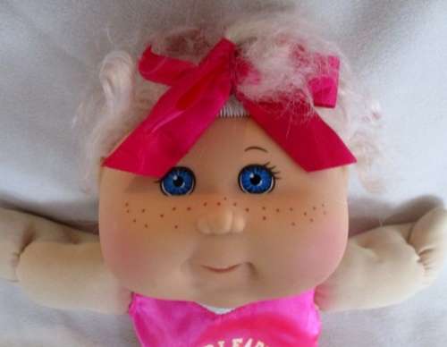 A LARGE 37CM TALL CABBAGE PATCH CHEERLEADER DOLL WITH THE CUTEST FRECKLES AND TWO FRONT TEETH!!