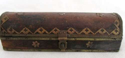 VERY OLD VINTAGE OBLONG SNUFF BOX WITH BRASS AND COPPER DETAIL