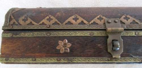 VERY OLD VINTAGE OBLONG SNUFF BOX WITH BRASS AND COPPER DETAIL