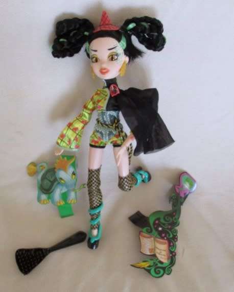 MGA BRATZ - GORGEOUS VICTORIA ANTIQUE FROM THE BRATZILLAZ HOUSE OF WITCHES IN 'AS NEW' CONDITION