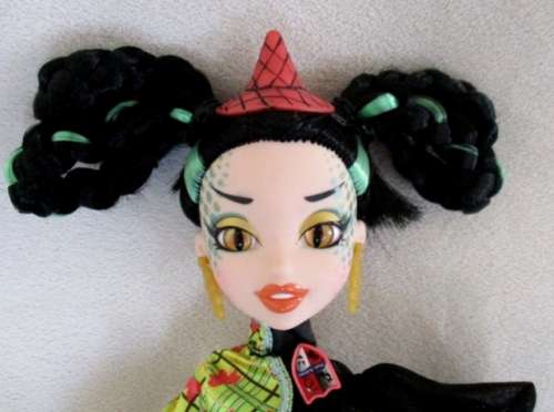 MGA BRATZ - GORGEOUS VICTORIA ANTIQUE FROM THE BRATZILLAZ HOUSE OF WITCHES IN 'AS NEW' CONDITION