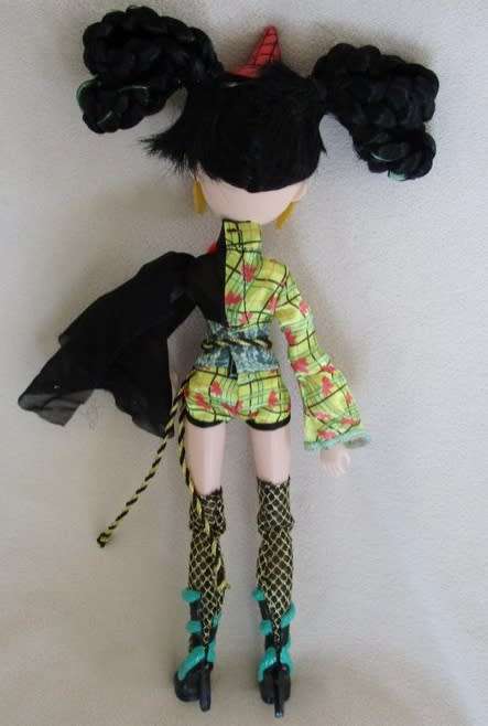 MGA BRATZ - GORGEOUS VICTORIA ANTIQUE FROM THE BRATZILLAZ HOUSE OF WITCHES IN 'AS NEW' CONDITION