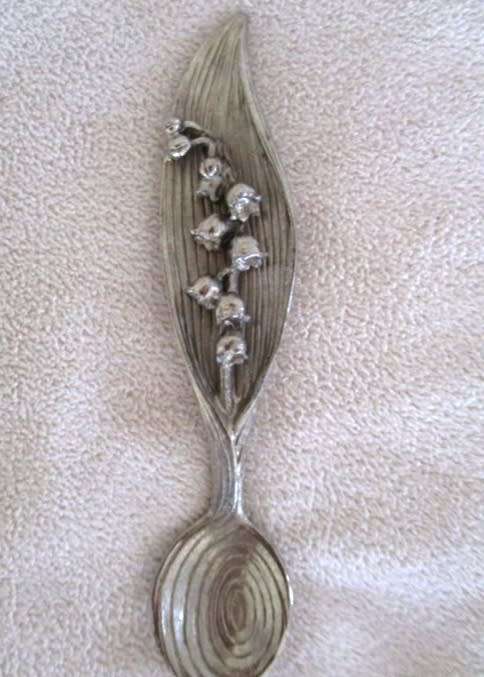 A SET OF SIX VINTAGE HAND FORGED ART NOUVEAU STYLE ARTISAN NATURALISTIC TEASPOONS - EXQUISITE!