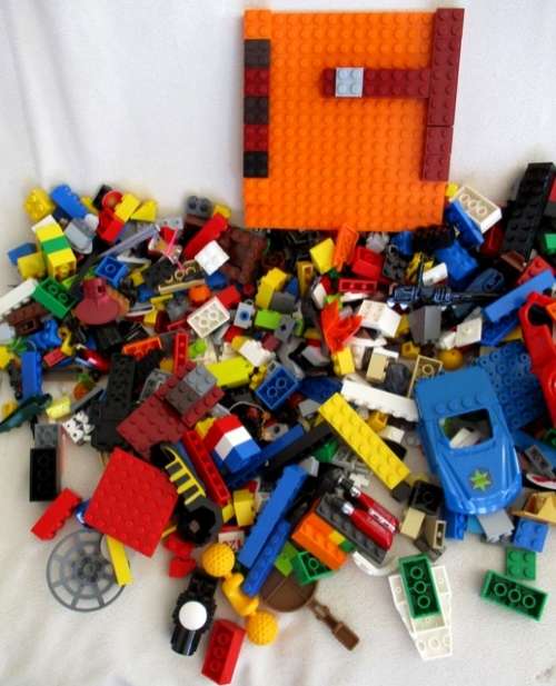BARGAIN TIME! - LOT 1 - LARGE LEGO BOX FILLED WITH REAL LEGO PIECES - FAR, FAR OVER 1000 PIECES!!