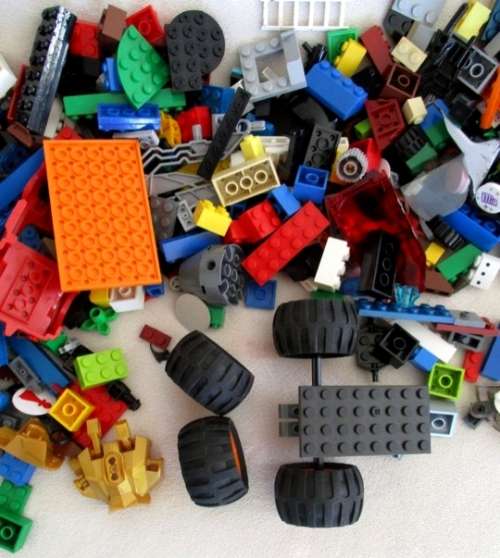 BARGAIN TIME! - LOT 1 - LARGE LEGO BOX FILLED WITH REAL LEGO PIECES - FAR, FAR OVER 1000 PIECES!!