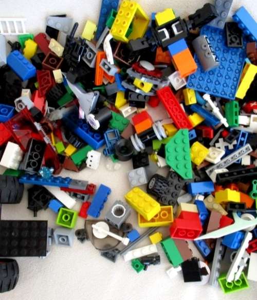 BARGAIN TIME! - LOT 1 - LARGE LEGO BOX FILLED WITH REAL LEGO PIECES - FAR, FAR OVER 1000 PIECES!!