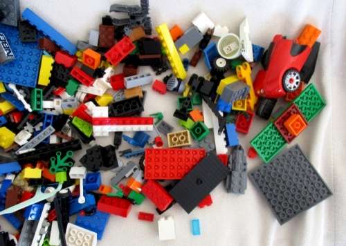 BARGAIN TIME! - LOT 1 - LARGE LEGO BOX FILLED WITH REAL LEGO PIECES - FAR, FAR OVER 1000 PIECES!!