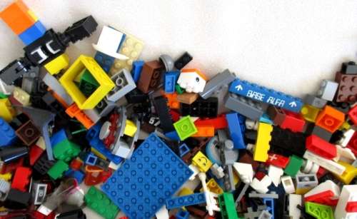 BARGAIN TIME! - LOT 1 - LARGE LEGO BOX FILLED WITH REAL LEGO PIECES - FAR, FAR OVER 1000 PIECES!!