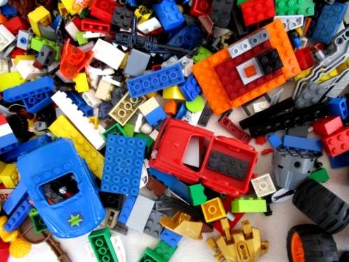 BARGAIN TIME! - LOT 1 - LARGE LEGO BOX FILLED WITH REAL LEGO PIECES - FAR, FAR OVER 1000 PIECES!!