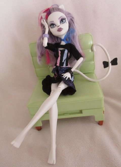 CATRINE DEMEW - THE  GENUINE MATTEL MONSTER HIGH SCAREMESTER DOLL PLUS SEATS TO LOUNGE ON!