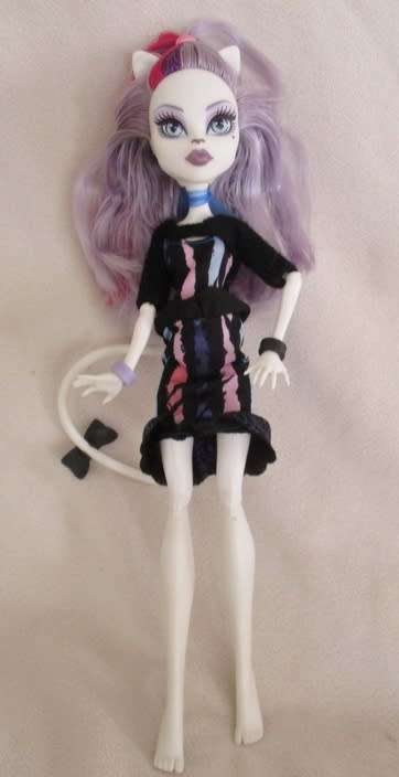 CATRINE DEMEW - THE  GENUINE MATTEL MONSTER HIGH SCAREMESTER DOLL PLUS SEATS TO LOUNGE ON!