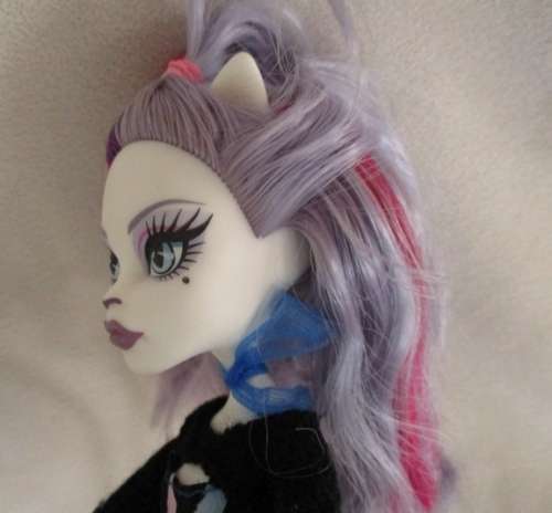 CATRINE DEMEW - THE  GENUINE MATTEL MONSTER HIGH SCAREMESTER DOLL PLUS SEATS TO LOUNGE ON!