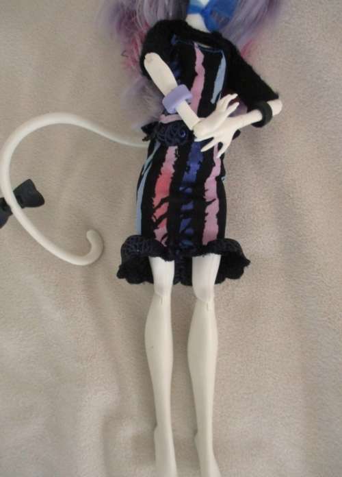 CATRINE DEMEW - THE  GENUINE MATTEL MONSTER HIGH SCAREMESTER DOLL PLUS SEATS TO LOUNGE ON!