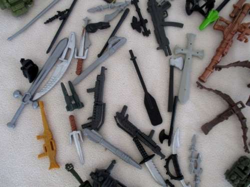 BATCH OF MILITARY AND OTHER EQUIPMENT FOR YOUR ACTION FIGURES