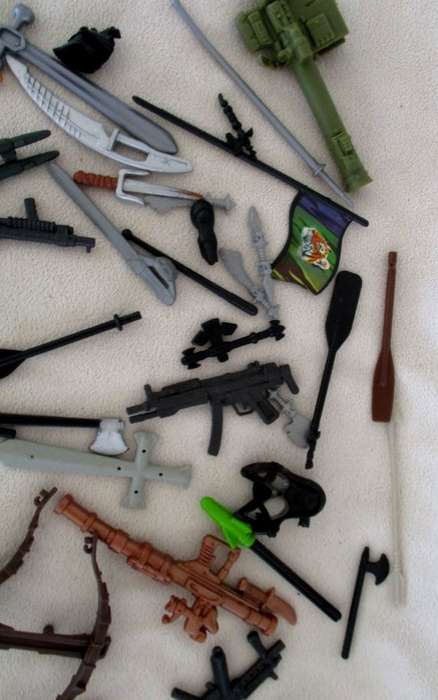 BATCH OF MILITARY AND OTHER EQUIPMENT FOR YOUR ACTION FIGURES