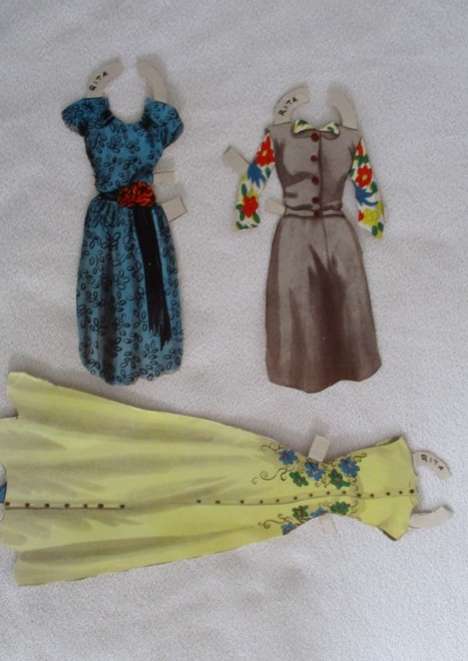 VINTAGE 1940's BETTY GRABLE AND RITA HAYWORTH PAPAER DOLLS PLUS OUTFITS