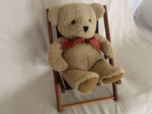 A FOLD-UP WOODEN DECK CHAIR FOR YOUR MEDIUM-SIZED DOLL (FIRST LOVE SIZE) OR BEAR