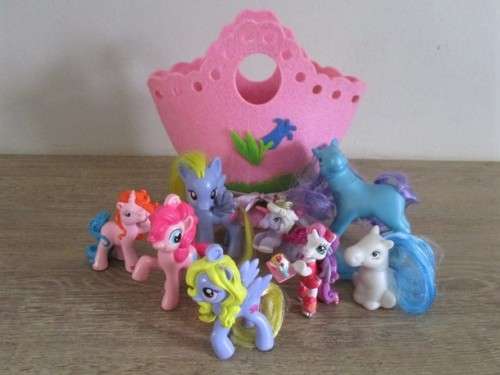 EIGHT CUTE MY LITTLE PONIES IN A PRETTY BAG TO THRILL A LITTLE GIRL!