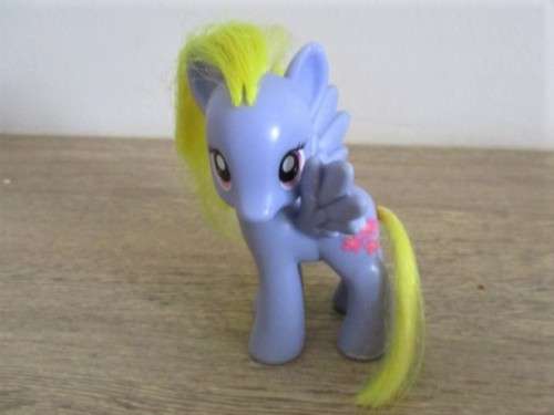 EIGHT CUTE MY LITTLE PONIES IN A PRETTY BAG TO THRILL A LITTLE GIRL!