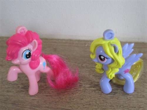 EIGHT CUTE MY LITTLE PONIES IN A PRETTY BAG TO THRILL A LITTLE GIRL!
