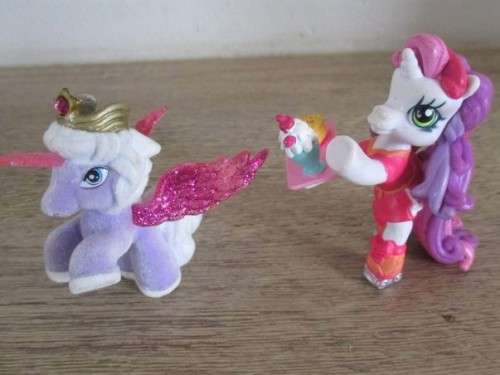 EIGHT CUTE MY LITTLE PONIES IN A PRETTY BAG TO THRILL A LITTLE GIRL!