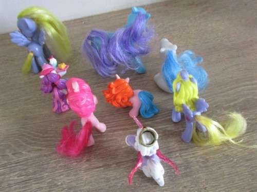 EIGHT CUTE MY LITTLE PONIES IN A PRETTY BAG TO THRILL A LITTLE GIRL!