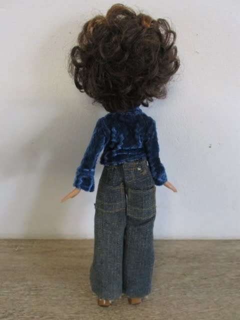 UNUSUAL 2001 MGA BRATZ DOLL WITH SHORT CURLY BOB