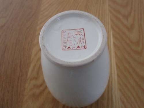 A JAPANESE VASE WITH LOVELY PEACOCK DESIGN - SIGNED ON BASE