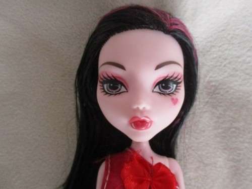 THIS IS DRACULAURA - THE  GENUINE MATTEL MONSTER HIGH DOLL!!