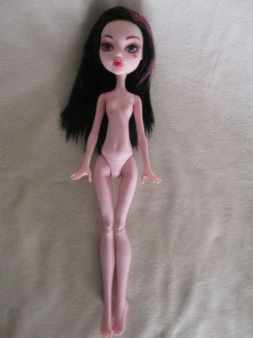 THIS IS DRACULAURA - THE  GENUINE MATTEL MONSTER HIGH DOLL!!