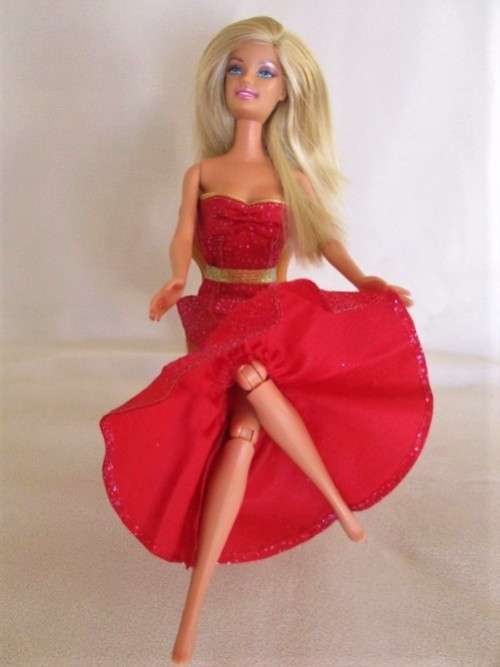 MATTEL BARBIE DOLL WITH ARTICULATED KNEES IN GREAT CONDITION