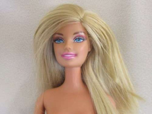 MATTEL BARBIE DOLL WITH ARTICULATED KNEES IN GREAT CONDITION