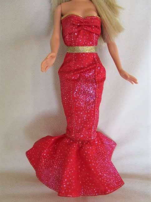 MATTEL BARBIE DOLL WITH ARTICULATED KNEES IN GREAT CONDITION
