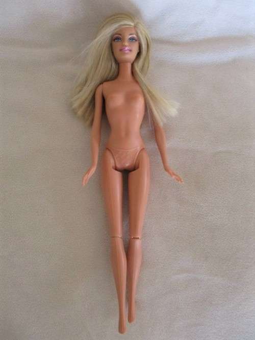 MATTEL BARBIE DOLL WITH ARTICULATED KNEES IN GREAT CONDITION