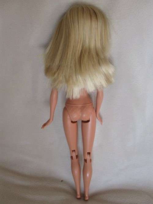 MATTEL BARBIE DOLL WITH ARTICULATED KNEES IN GREAT CONDITION