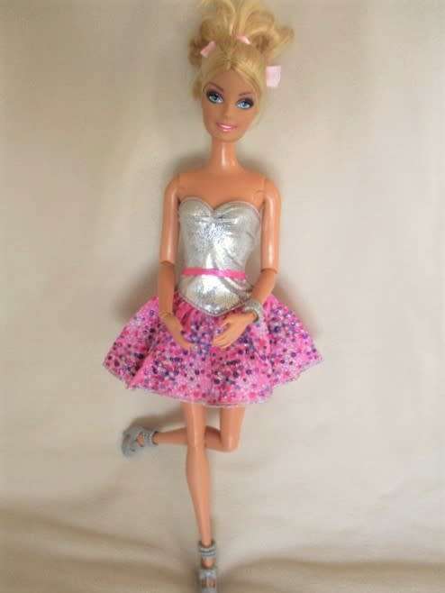 STUNNING MATTEL BARBIE DOLL WITH ARTICULATED (& PIVOTAL) KNEES, WRIST,ELBOWS & INTERCHANGEABLE HEAD