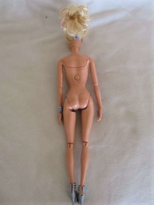 STUNNING MATTEL BARBIE DOLL WITH ARTICULATED (& PIVOTAL) KNEES, WRIST,ELBOWS & INTERCHANGEABLE HEAD